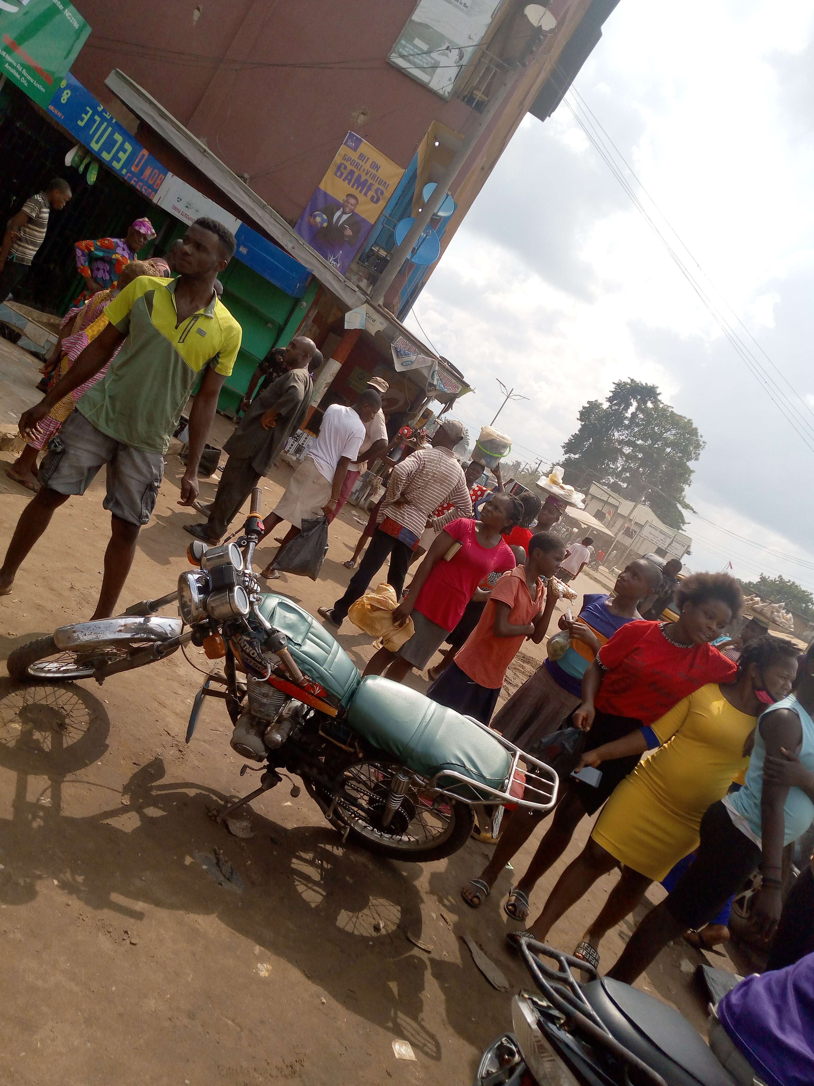 Blinxblog9ja Police Brutality(VIDEO) Riot As Police shot A Young Man Dead