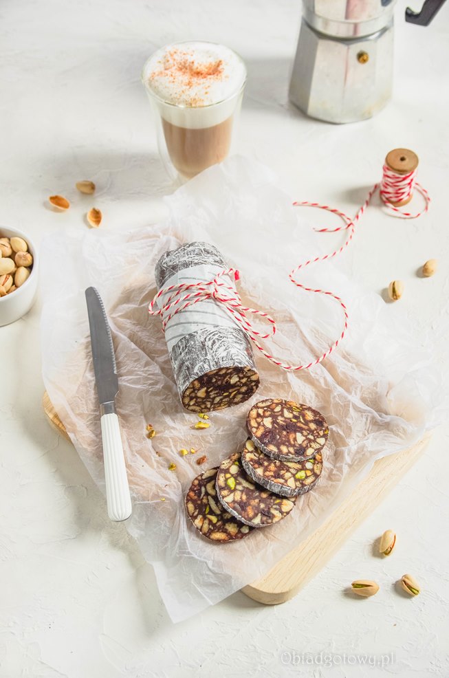 Obiad gotowy! Czekoladowe salami z orzechami i żurawiną