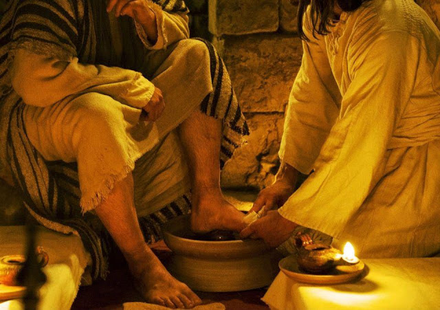 jesus lavando los pies de sus discipulos