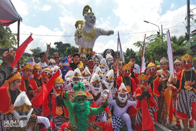 Gagrak Ampak-Ampak Ngalengko Dirojo Curi Perhatian di Trenggalek Ethnic Carnival