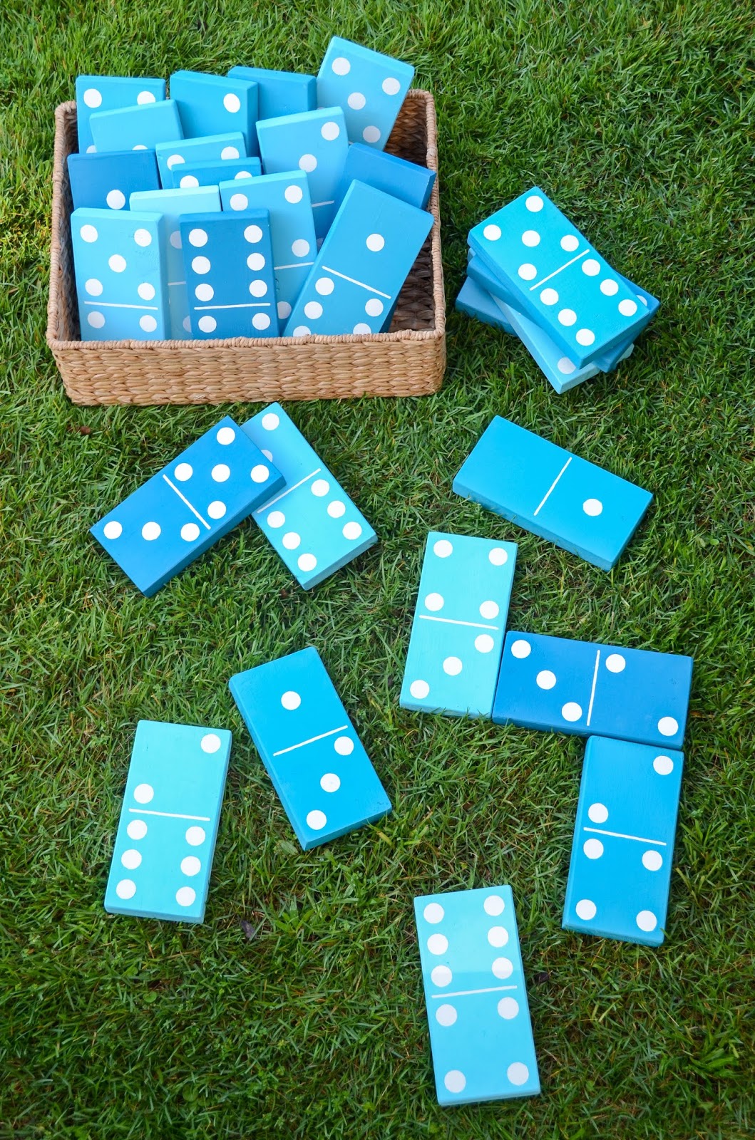 iron-twine-diy-lawn-dominoes