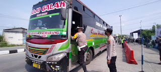 Anggota Gabungan Lakukan Pemeriksaan Kendaraan di Posyan Kudus 1 IMG 20210506 WA0115