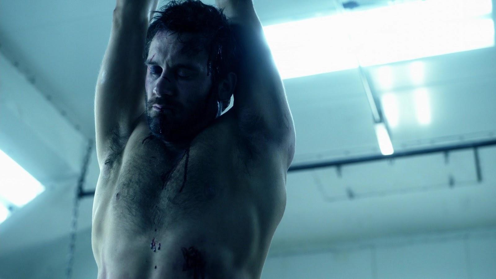 Clive Standen shirtless in Taken 1-07 "Solo" .