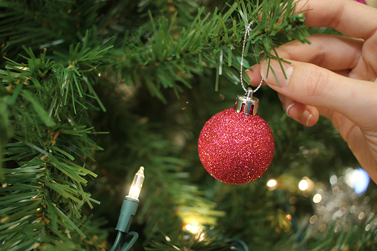 How to decorate the perfect Christmas tree in 10 steps (and dismantle