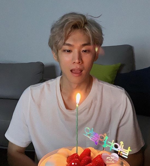 데뷔 후 처음으로 브이라이브 방송했던 가수 데미안 | 인스티즈