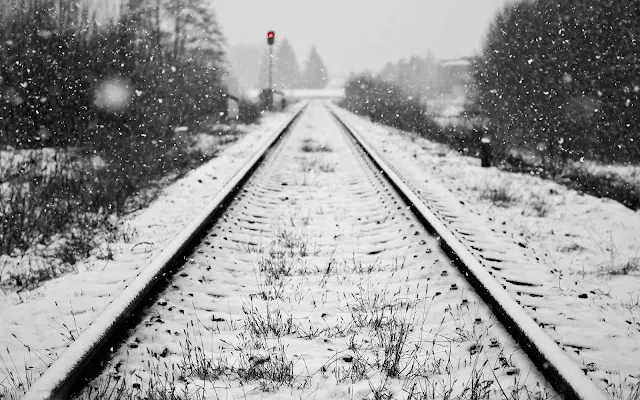 Sneeuw op het treinspoor