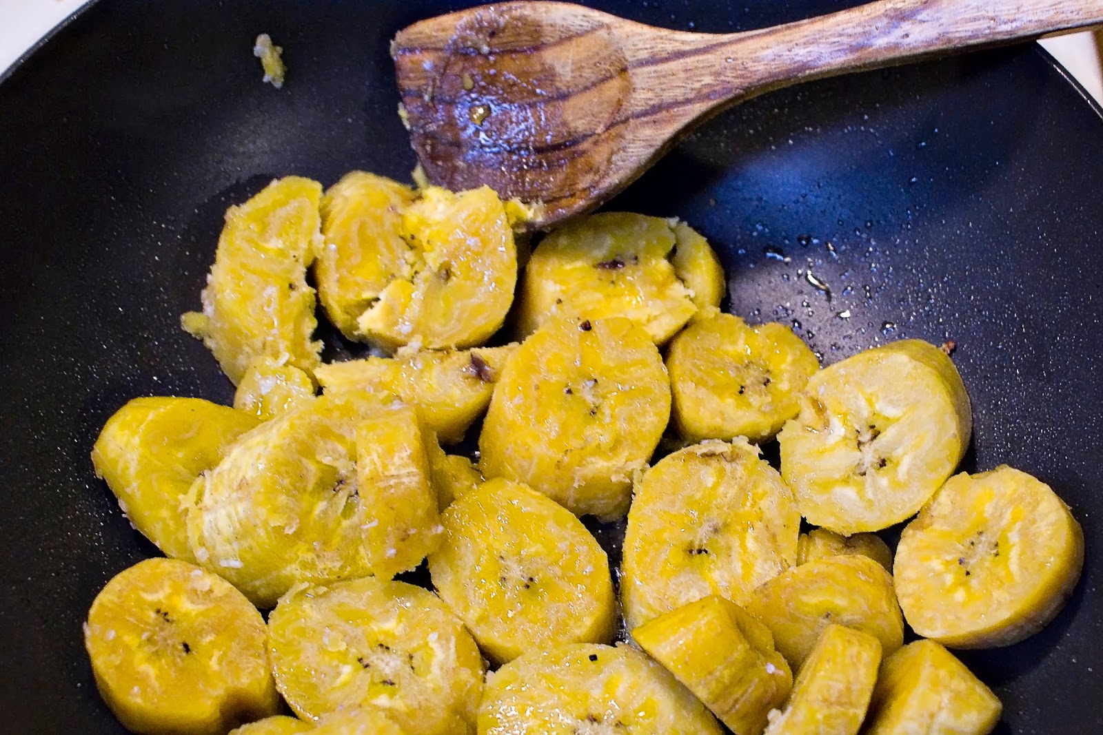 The Hungry Lovers: Tostones: Garlic Fried Plantains