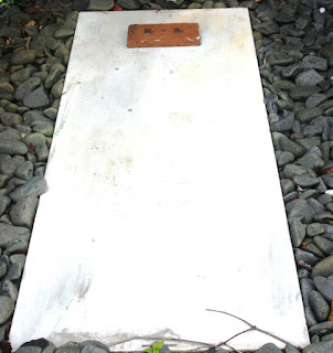 Imagen actual de la tumba de Rosario de Acuña en el cementerio civil de Gijón (archivo del autor)