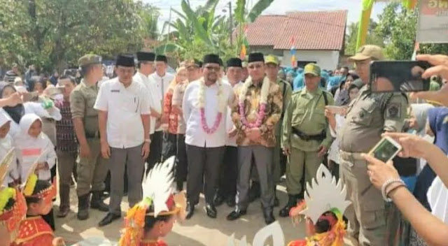 Bupati Juarsah Berikan Bantuan Bunga Desa Kecamatan Gelumbang