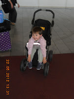 a Kastrup (Danimarca) per fortuna ci sono dei passeggini gratuiti per i bimbi cosi ci facciamo sedere Momochan