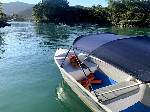 Trilha Praia do Sono em Paraty lancha rapida branca