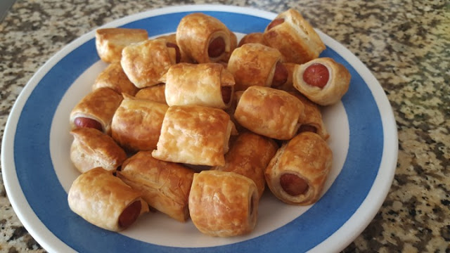 Mini sausage rolls - a quick & easy appetizer, only two ingredients!