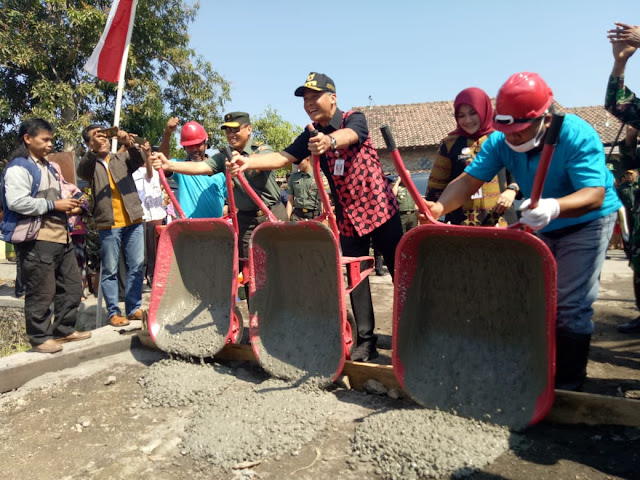 Gubernur Ganjar Pranowo  Lakukan Pengecoran Perdana TMMD Reg 105 Kodim Klaten Bersama Kasdam IV Diponegoro