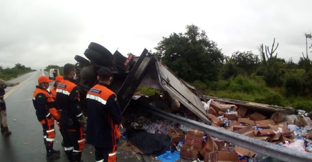 Motorista morre após caminhão tombar na BR-324, em Riachão do Jacuípe