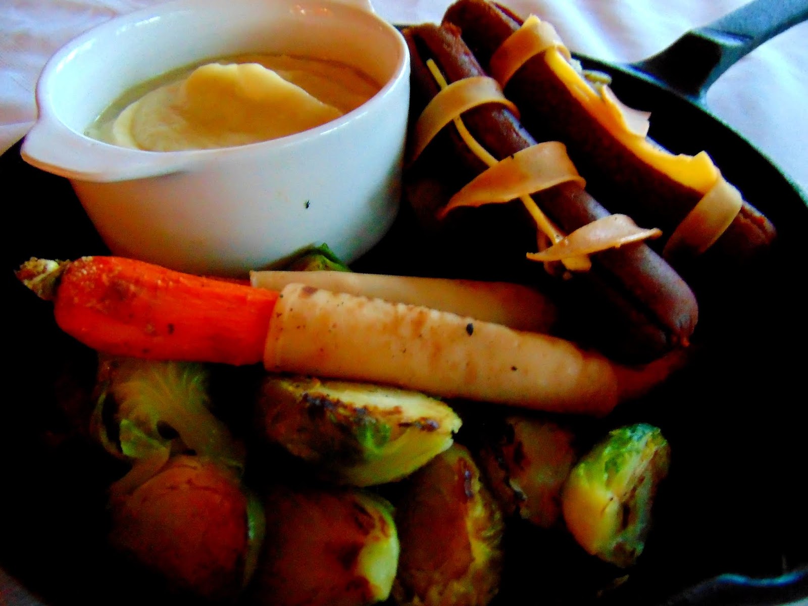 Pommes de terre, choux de bruxelles, saucisses et carottes, avec sauce