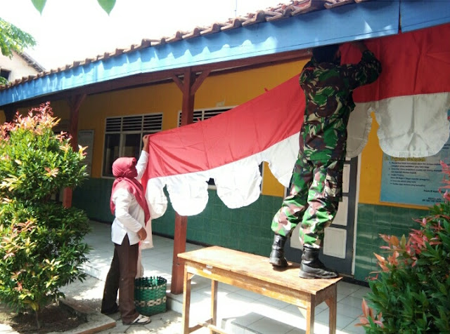 Sambut HUT RI Babinsa Koramil Ceper Pasang Umbul-Umbul Di Lingkungan Sekolah