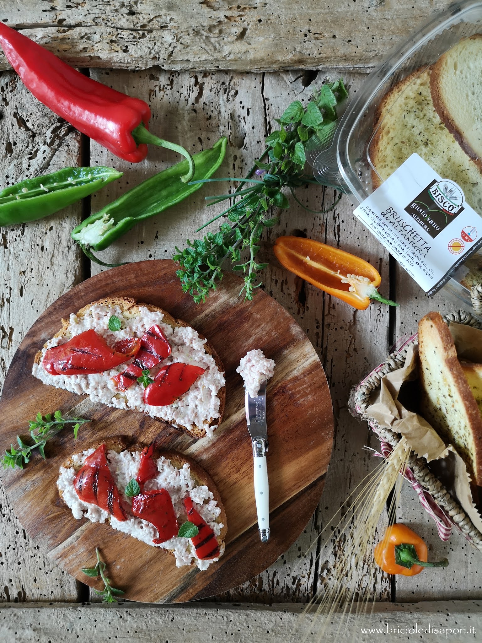 Bruschette di Altamura con crema di mortadella e peperoni grigliati