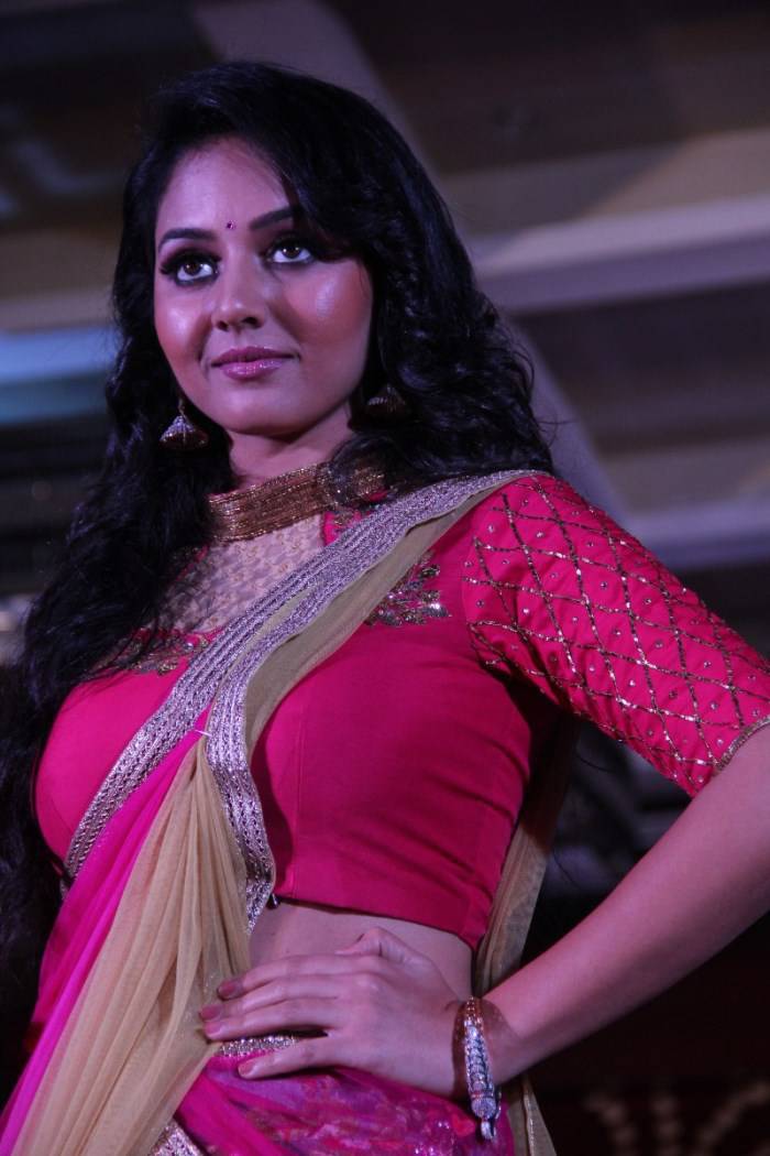 Vidya-Pradeep-Stills-At-Cinema-Spice-Bridal-Fashion-Show-2015-1.jpg