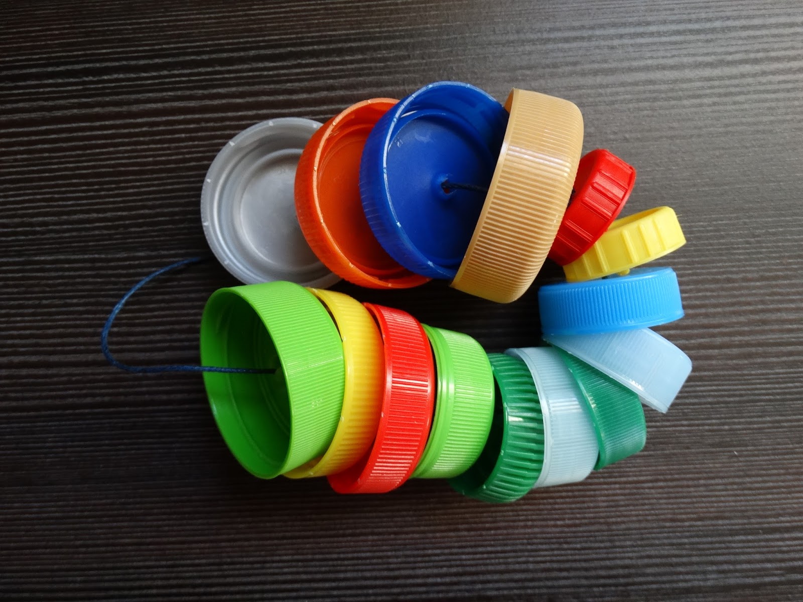 Mamine przydasie Zabawki z recyklingu. Grzechotka z nakrętek.