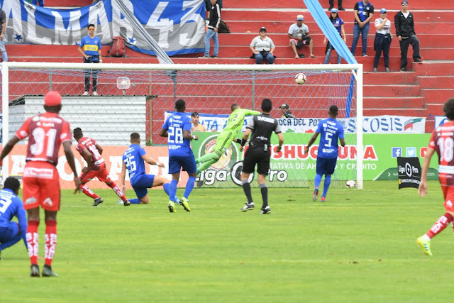 Emelec tiro libre 