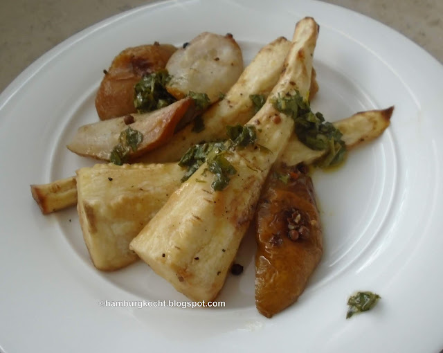 Hamburg kocht!: Gebackene Pastinaken und Birnen mit Kräuterdressing Hamburg kocht!: Gebackene Pastinaken und Birnen mit Kräuterdressing