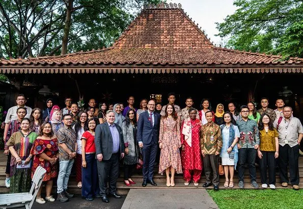 Crown Princess Mary wore sil dress by H&M. Minister Rasmus Prehn and Executive Director UNFPA Natalia Kanem