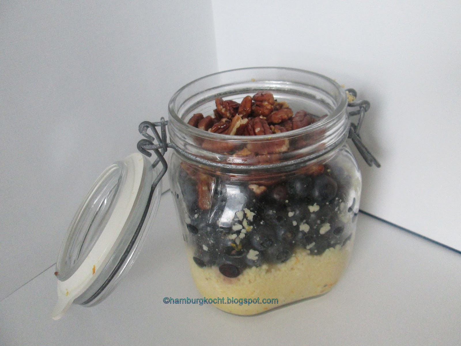 Hamburg kocht!: Schichtsalat mit Couscous, Bickbeeren und gerösteten ...
