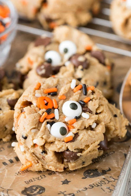This Halloween party menu plan has everything you need to keep your little goblins happy, from delicious appetizers, main dishes, and desserts, to printables and party decor!