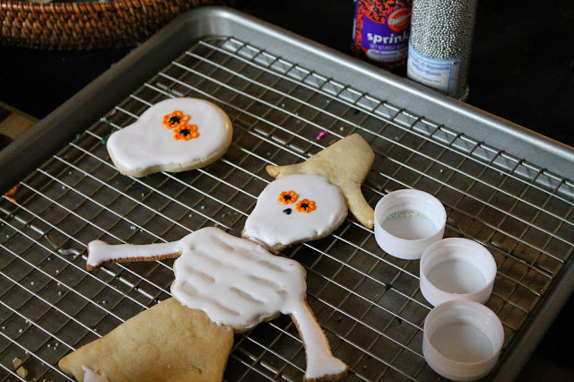 Decorated cookies, cookie decorating videos, trick or treat cookies, cookie decorating tutorials, Day of the dead cookies, galletas del dia de metros, Halloween cookies, trick or treat cookies, latiné cookies, Hispanic heritage month cookies, Latiné traditions,