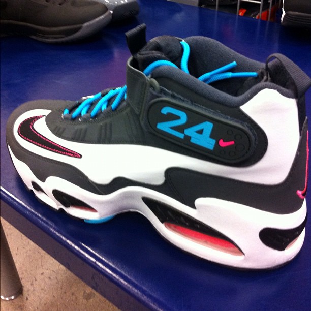 FLIGHT SOCIETY : the new griffey air max 1 nicknamed the south beaches