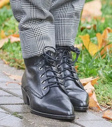 Queen Letizia wore a navy trench coat from Burberry, and Prince of wales pants from Mango, and halloween flat lace-up ankle boots from Uterque