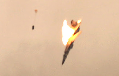 avion atacado cae en llamas en bengasi libia