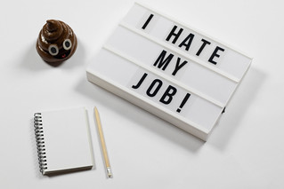 Rótulo: I hate my job!, lápiz y cuaderno, figura caca emoji