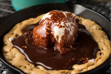 CHOCOLATE CHIP COOKIE BLONDIE SKILLET SUNDAE FOR TWO
