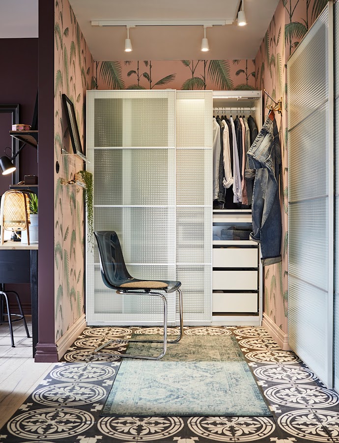 ARMARIO CON PUERTAS DE VIDRIO A CUADROS 