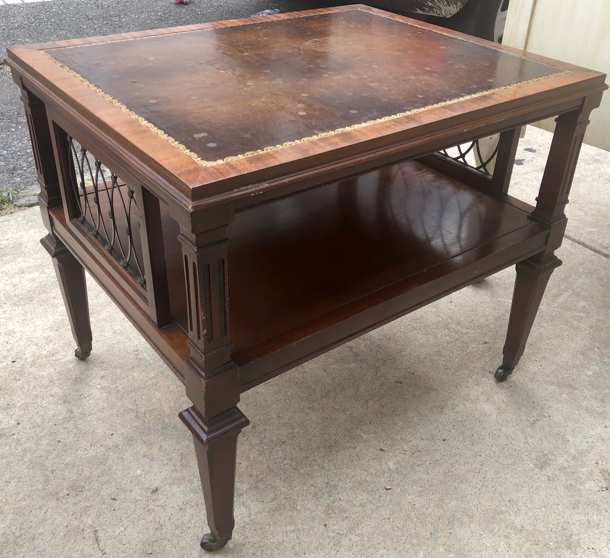 Uhuru Furniture & Collectibles 475900 Vintage 2Tier Side Table on