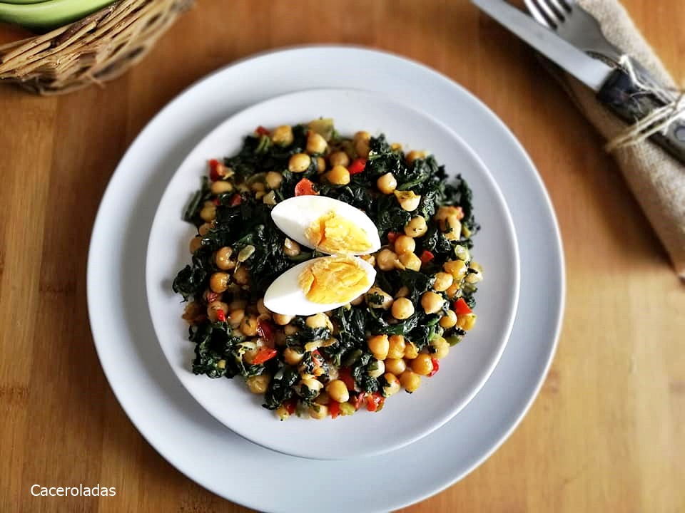 Garbanzos salteados con espinacas y huevo Caceroladas
