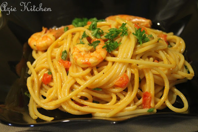 Spaghetti With Prawns & Garlic Sauce