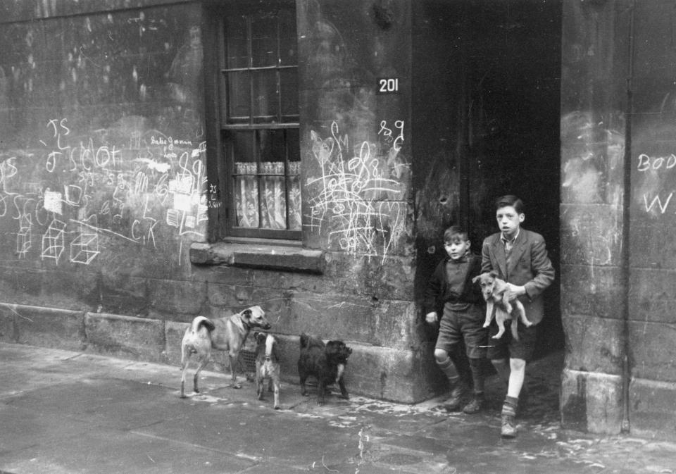Glasgow Slum in the Late 1940s 22 Harrowing Photographs Capture Everyday Life of Residents of