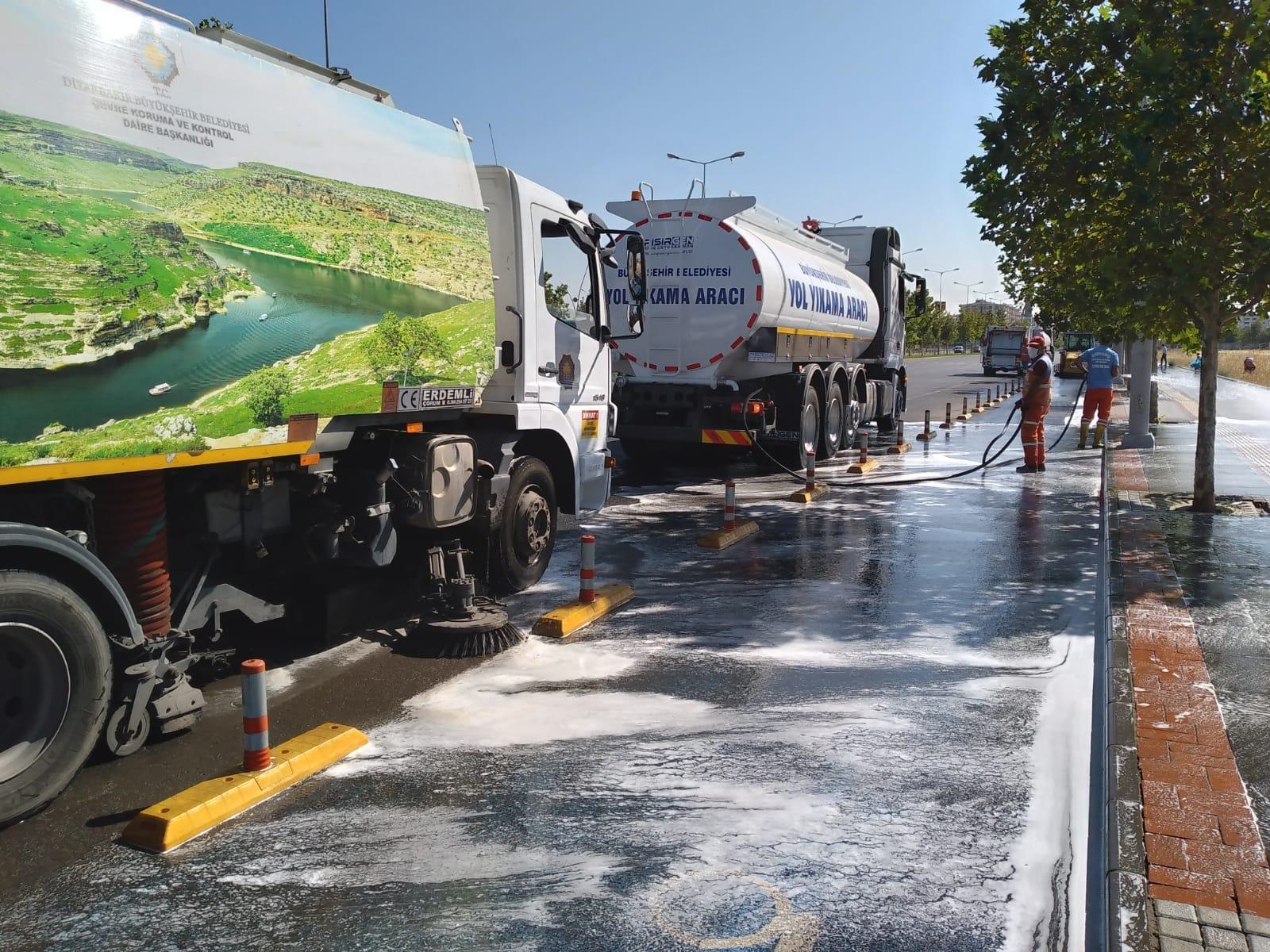 Diyarbakır Büyükşehir Belediyesinden Bağlar'da Covid-19 temizliği