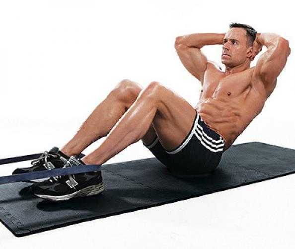 orang melakukan sit up
