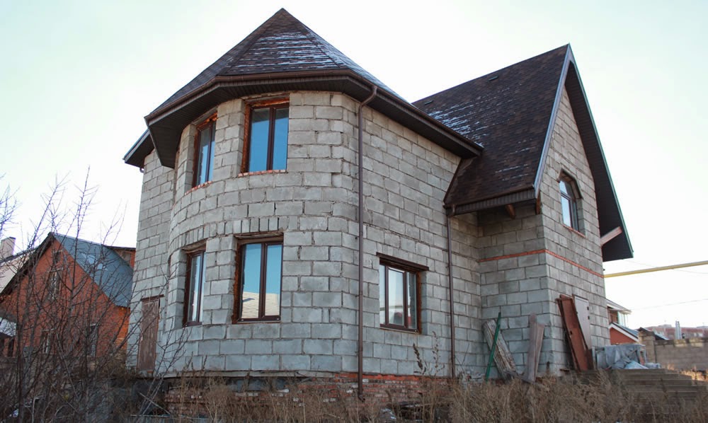 шлакоблок дом. дом из шлакоблока плюсы и минусы. стены дома из керамзитобетонных блоков. стены из керамзитобетонных блоков. шлакоблок цветной.