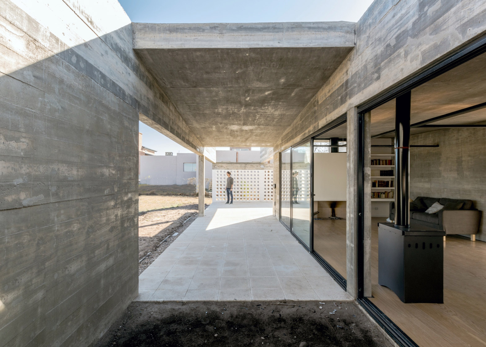 Concrete structure. "The Concrete House" в Бразилии. Архитектурный бетон черный. Необработанный бетон. Стена бетон.