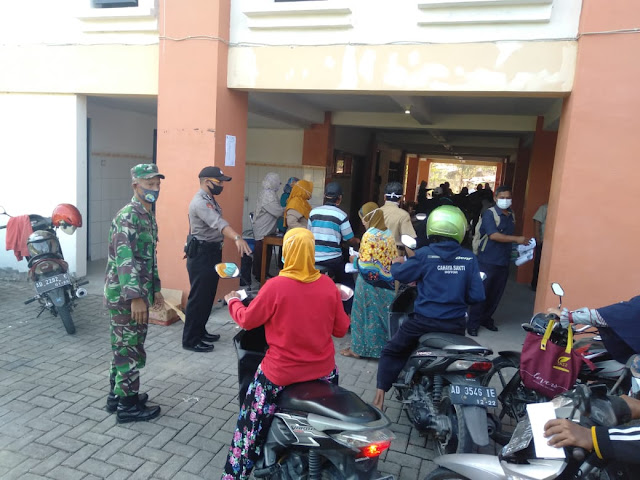 Babinsa Karanganom Amankan Penyaluran Bantuan Sosial Non Tunai 1078 KK Babinsa Karanganom Amankan Penyaluran Bantuan Sosial Non Tunai 1078 KK