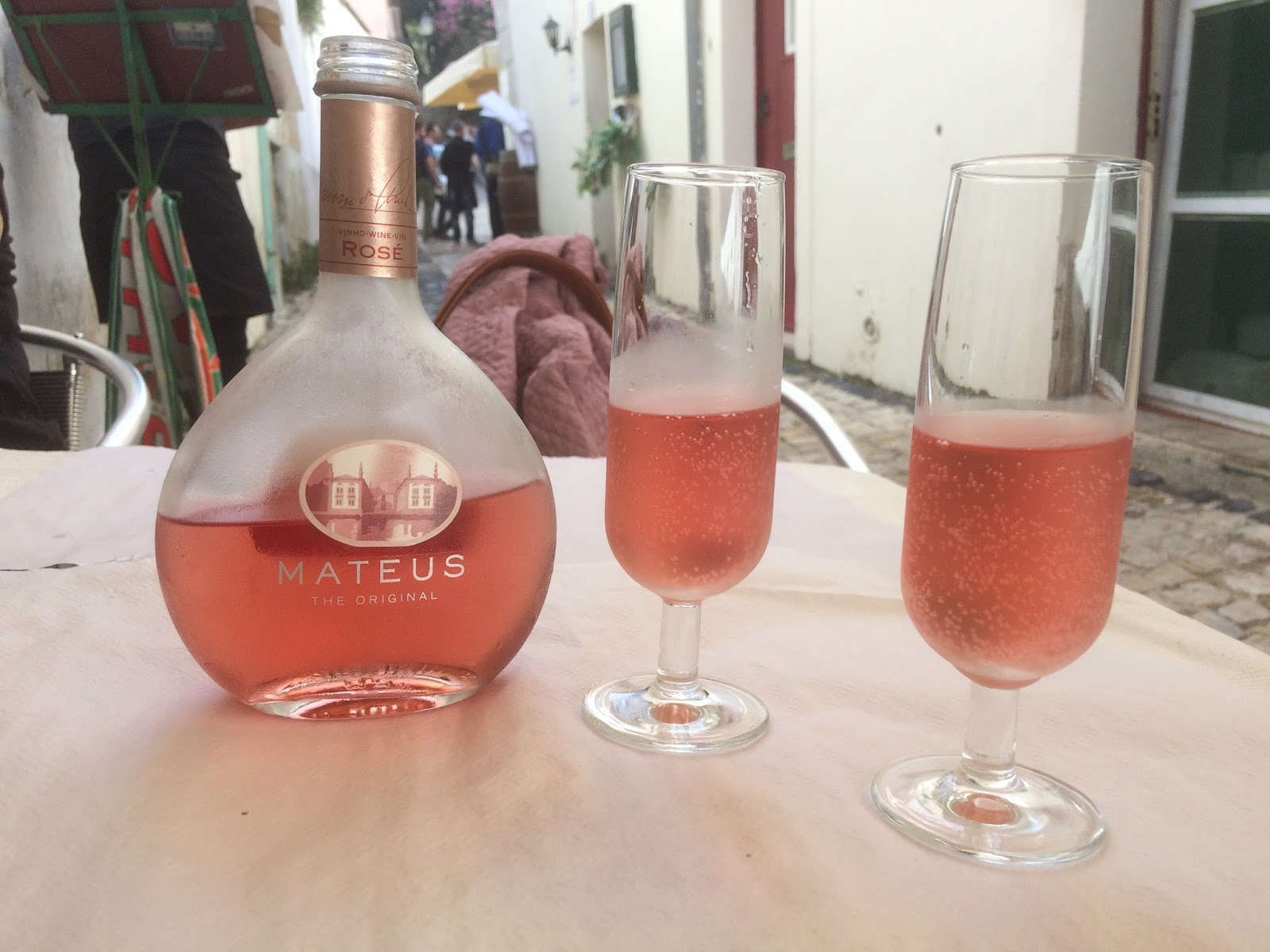 Chitchat du Jour James, Kitty and Henrietta on Tour