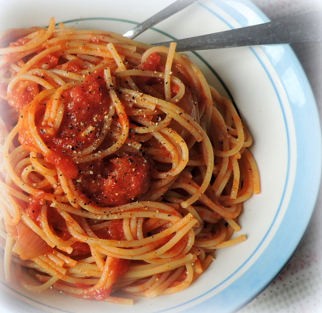 The English Kitchen Tomato Sauce with Butter and Onion