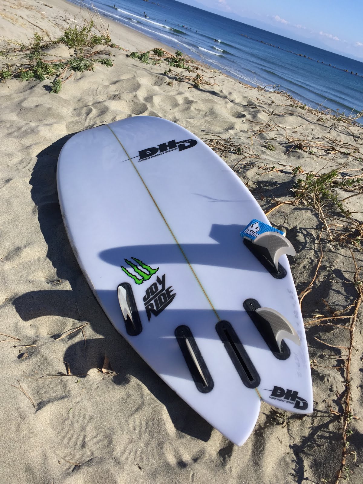 DHD Japan blog. 【サーフボードレビュー】JOY RIDE「スネ～膝の超小波でしたが、グイグイ進んでくれました」