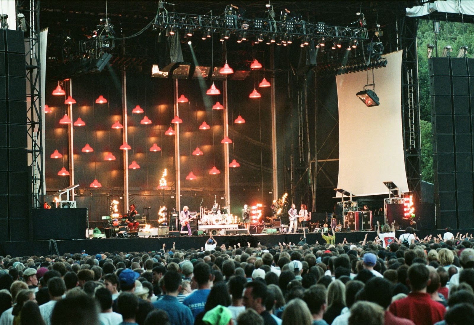 Eight Miles Higher R.E.M. Live in Huddersfield, 1995