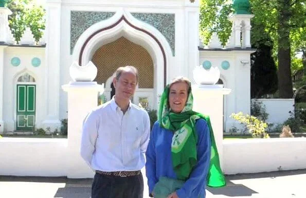 The Earl and Countess of Wessex joined volunteers at Shah Jahan Mosque, where they helped pack food parcels
