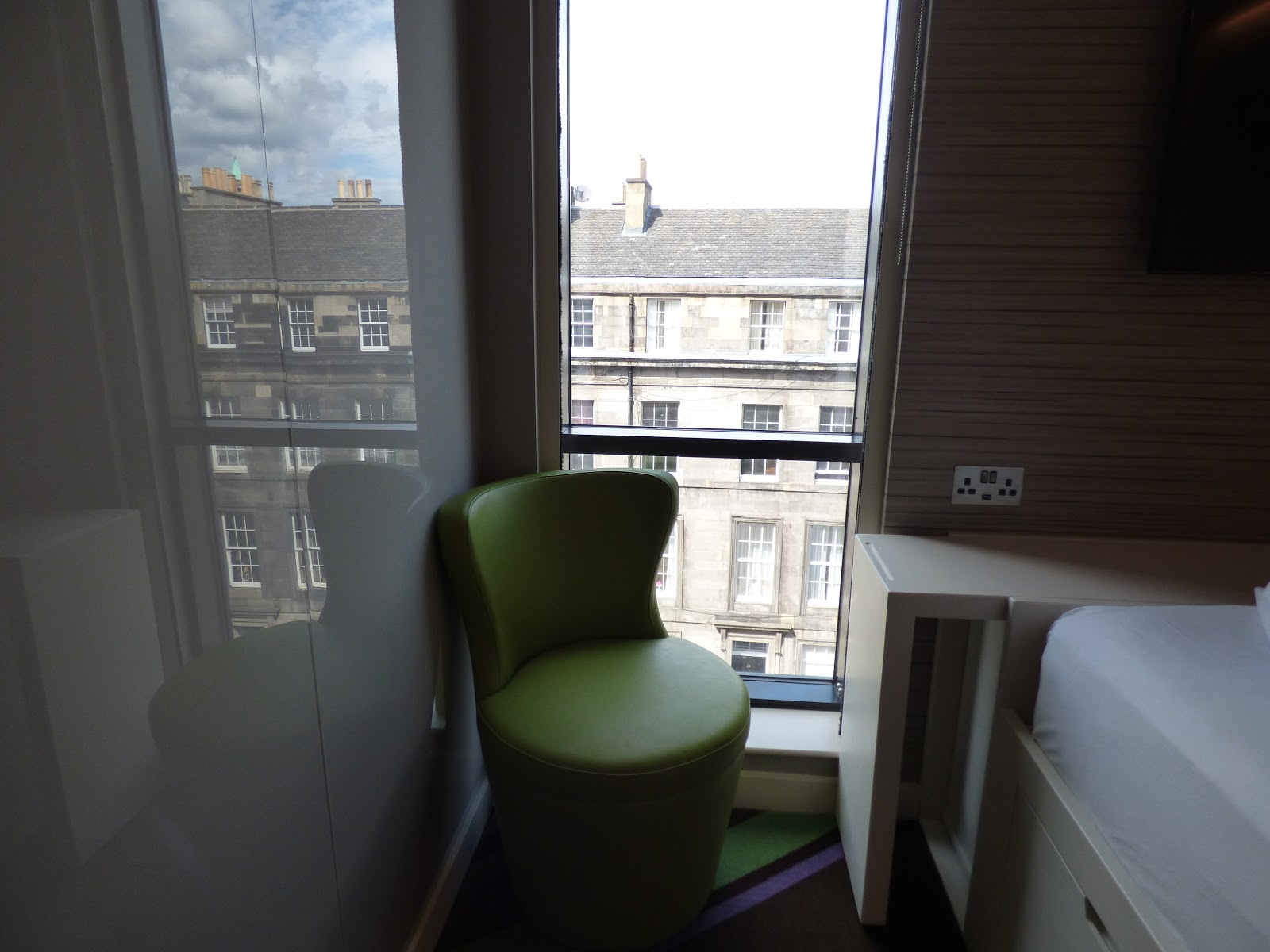 Scribbling Lau Hub by Premier Inn at Edinburgh Haymarket hotel review